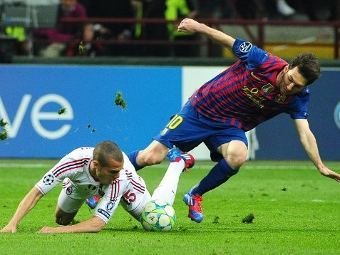 Эпизод матча "Милан" - "Барселона". Фото ©AFP